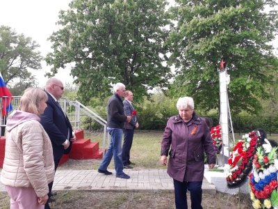 ВОЗЛОЖЕНИЕ ЦВЕТОВ И ВЕНКОВ К СКУЛЬПТУРЕ ВОИНА СОВЕТСКОЙ АРМИИ НА ЛОШАДИ