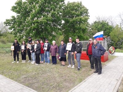 ВОЗЛОЖЕНИЕ ЦВЕТОВ И ВЕНКОВ К СКУЛЬПТУРЕ ВОИНА СОВЕТСКОЙ АРМИИ НА ЛОШАДИ