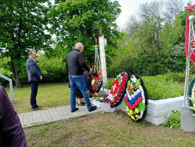 ВОЗЛОЖЕНИЕ ЦВЕТОВ И ВЕНКОВ К СКУЛЬПТУРЕ ВОИНА СОВЕТСКОЙ АРМИИ НА ЛОШАДИ