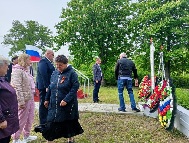 ВОЗЛОЖЕНИЕ ЦВЕТОВ И ВЕНКОВ К СКУЛЬПТУРЕ ВОИНА СОВЕТСКОЙ АРМИИ НА ЛОШАДИ