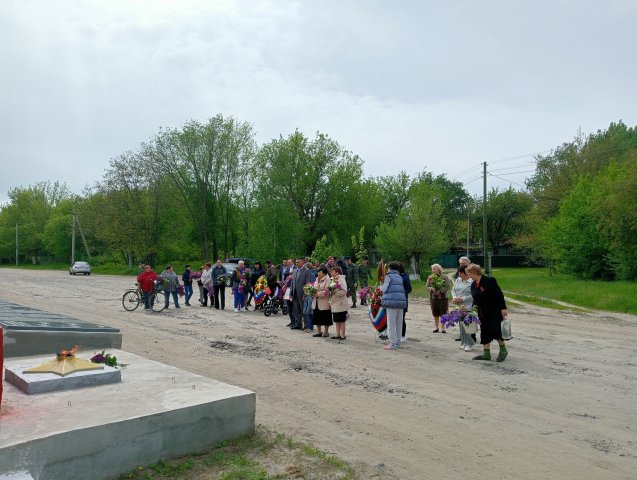 ВОЗЛОЖЕНИЕ ЦВЕТОВ И ВЕНКОВ К СКУЛЬПТУРЕ ВОИНА СОВЕТСКОЙ АРМИИ НА ЛОШАДИ