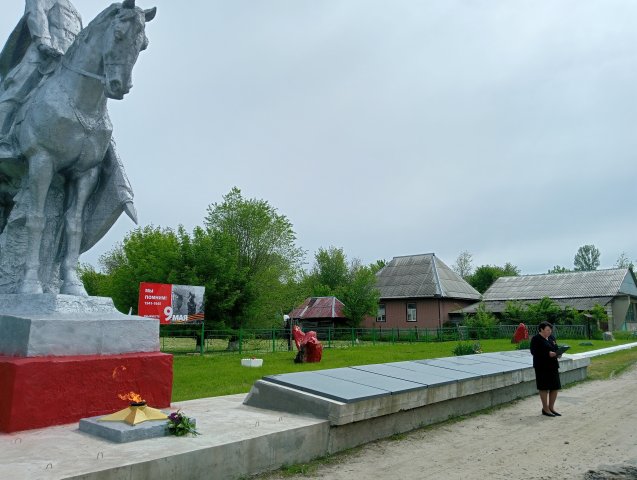 ВОЗЛОЖЕНИЕ ЦВЕТОВ И ВЕНКОВ К СКУЛЬПТУРЕ ВОИНА СОВЕТСКОЙ АРМИИ НА ЛОШАДИ