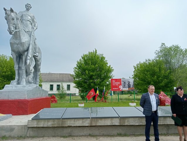 ВОЗЛОЖЕНИЕ ЦВЕТОВ И ВЕНКОВ К СКУЛЬПТУРЕ ВОИНА СОВЕТСКОЙ АРМИИ НА ЛОШАДИ