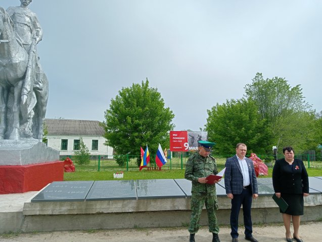 ВОЗЛОЖЕНИЕ ЦВЕТОВ И ВЕНКОВ К СКУЛЬПТУРЕ ВОИНА СОВЕТСКОЙ АРМИИ НА ЛОШАДИ