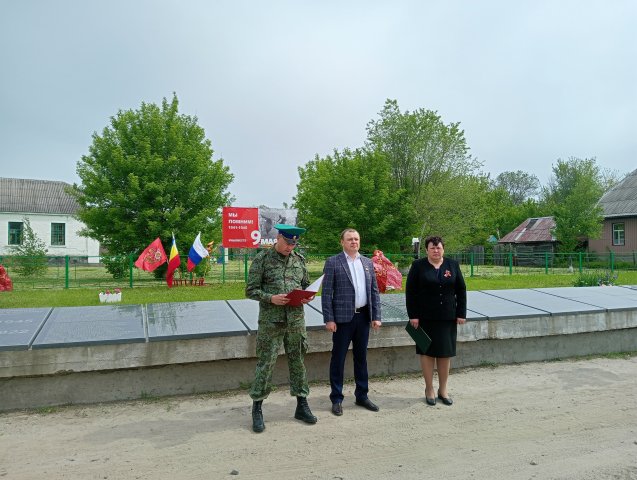 ВОЗЛОЖЕНИЕ ЦВЕТОВ И ВЕНКОВ К СКУЛЬПТУРЕ ВОИНА СОВЕТСКОЙ АРМИИ НА ЛОШАДИ