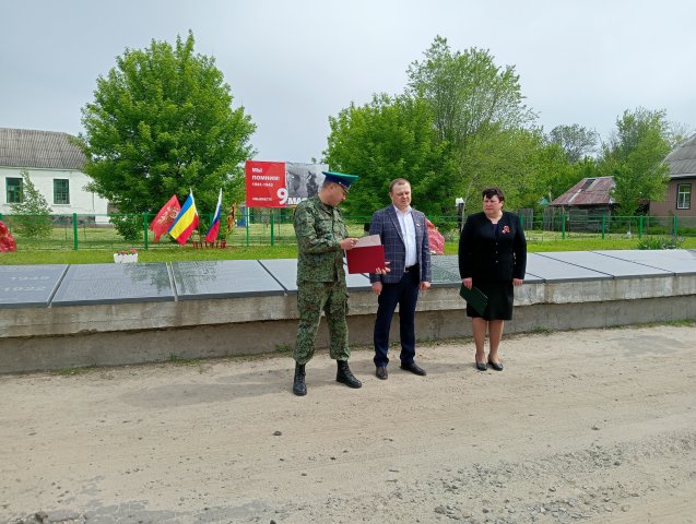 ВОЗЛОЖЕНИЕ ЦВЕТОВ И ВЕНКОВ К СКУЛЬПТУРЕ ВОИНА СОВЕТСКОЙ АРМИИ НА ЛОШАДИ