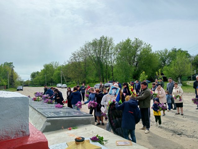 ВОЗЛОЖЕНИЕ ЦВЕТОВ И ВЕНКОВ К СКУЛЬПТУРЕ ВОИНА СОВЕТСКОЙ АРМИИ НА ЛОШАДИ