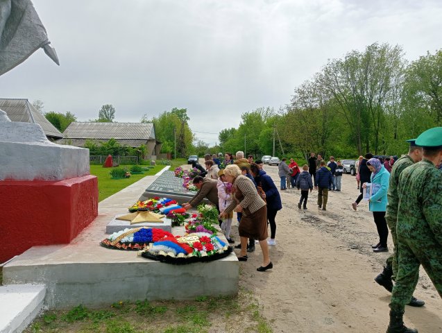 ВОЗЛОЖЕНИЕ ЦВЕТОВ И ВЕНКОВ К СКУЛЬПТУРЕ ВОИНА СОВЕТСКОЙ АРМИИ НА ЛОШАДИ