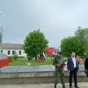 ВОЗЛОЖЕНИЕ ЦВЕТОВ И ВЕНКОВ К СКУЛЬПТУРЕ ВОИНА СОВЕТСКОЙ АРМИИ НА ЛОШАДИ